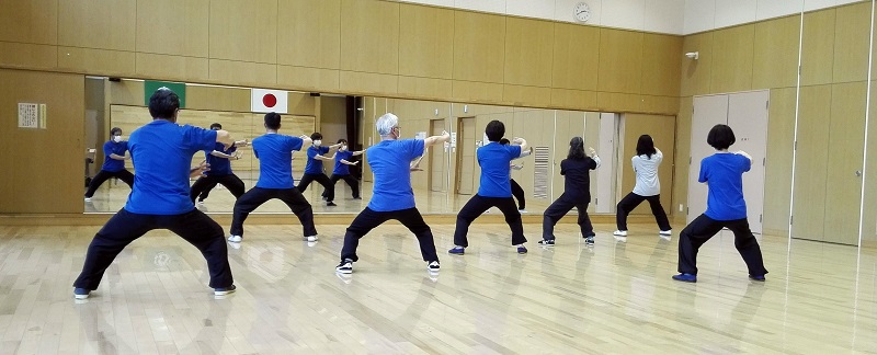 八卦掌の套路（型）単換掌を練習する福岡八卦掌研究会の会員達の写真