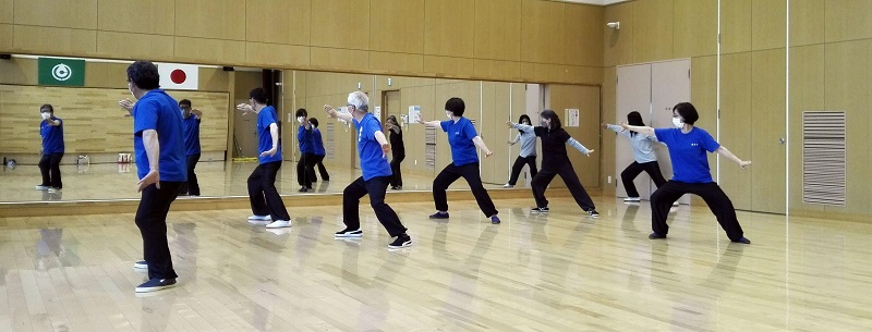 八卦掌の基本功である撞掌を練習する福岡八卦掌研究会の会員達の写真