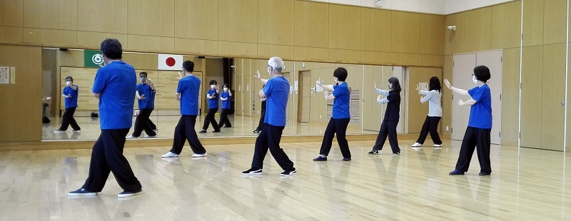 八卦掌の走圏を練習する福岡八卦掌研究会の会員達の写真